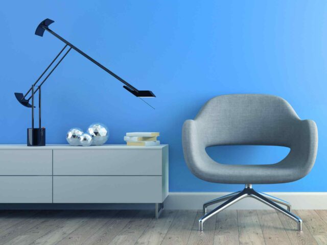 https://bajerubezpieczenia.pl/wp-content/uploads/2017/05/image-chair-blue-wall-640x480.jpg